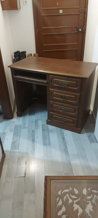 comoda conjunta escritorio ou arrumaçap em quarto conjunto com  notebo