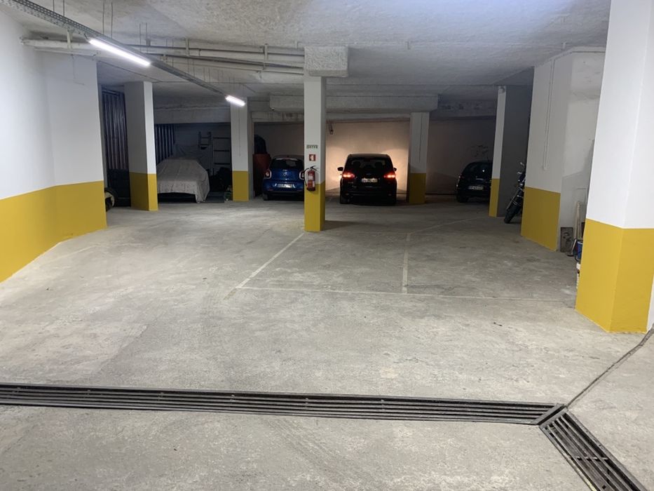 Lug. Garagem *CENTRO* - Rua D. Pedro V/Rua do Taxa