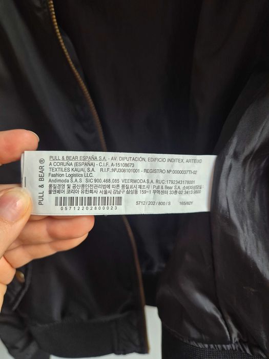 Czarna kurtka bomberka Pull & Bear S miedziane elementy