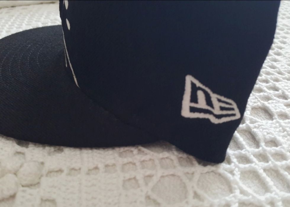 Boné preto e branco (New Era)