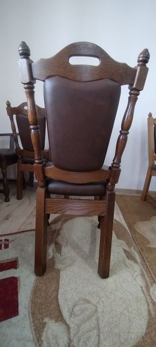 Продам дубові крісла зі шкіряною оббивкою.