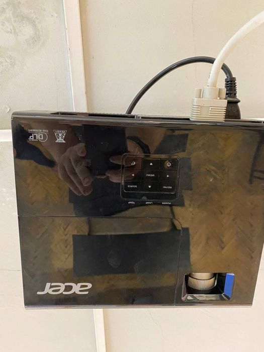 Продам проэктор Acer x1240 +проэкционгый экран IS inter screen