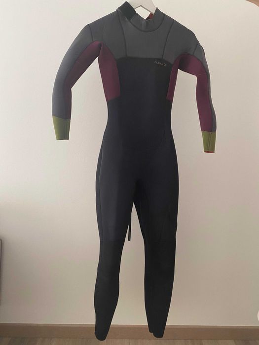 Fato de surf de mulher como novo