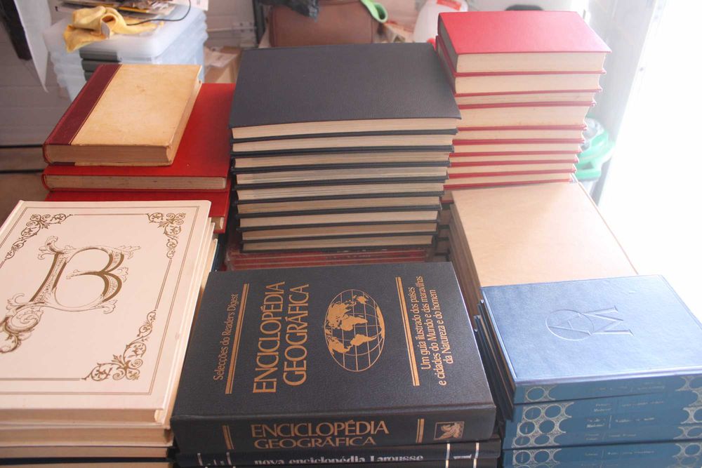 Coleção de 70 Livros Encadernados – várias coleções