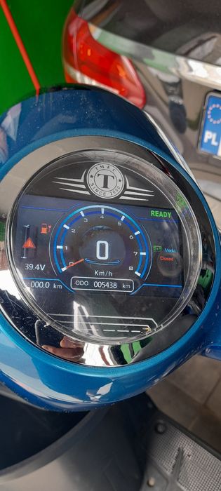 Skuter elektryczny trzykołowy