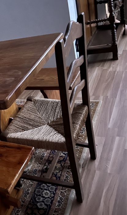 Cadeiras em madeira e corda. Tenho 5. Cada 20 euros