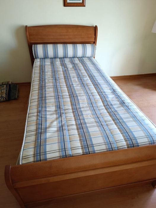 Cama de Cerejeira com colchão e estrado de solteiro