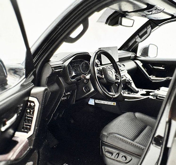 Продам коллекционную модель LC300 1:18