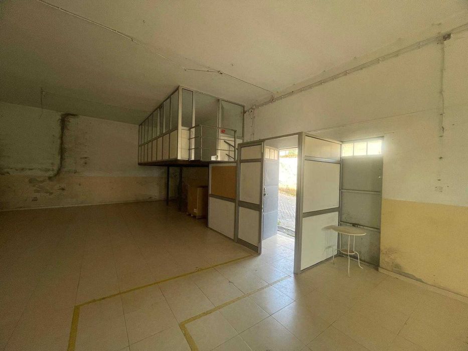 Aluga-se armazém em Mesão Frio, Guimarães (150m2)