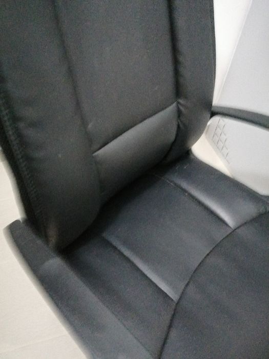 Cadeira de secretária em pele - Como nova!	Usada em Muito bom estado*