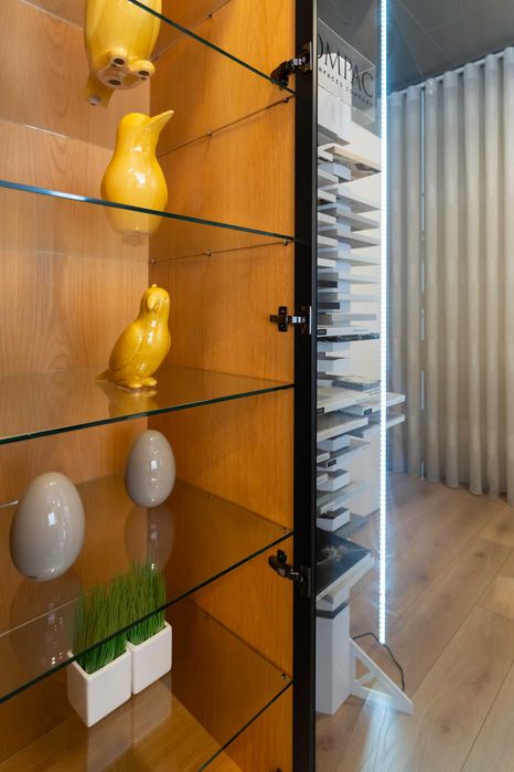 Cozinha de exposição moderna com eletrodomésticos – oportunidade