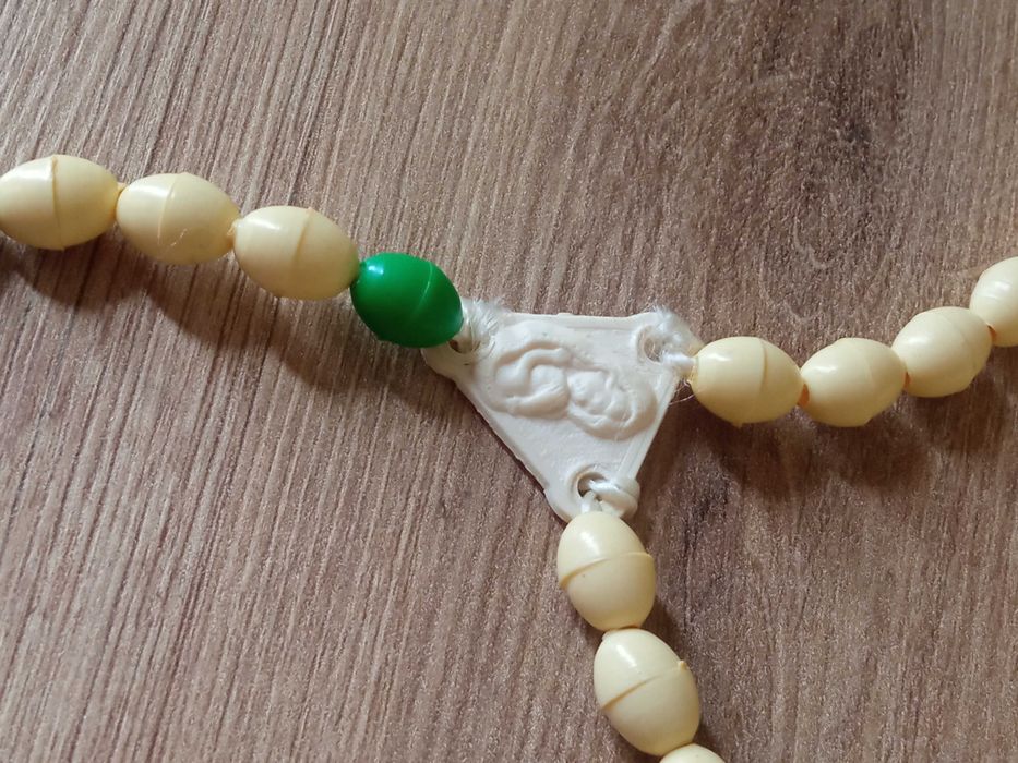 Plastikowy różaniec Kremowy różaniec naszyjnik religijny 42 cm