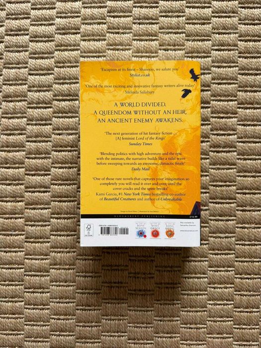 Livro "The Priory of the Orange Tree"