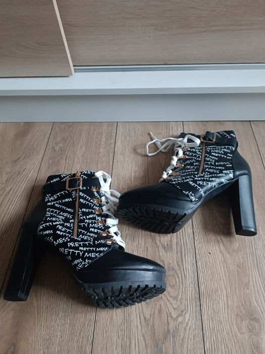 Czarne sznurowane botki