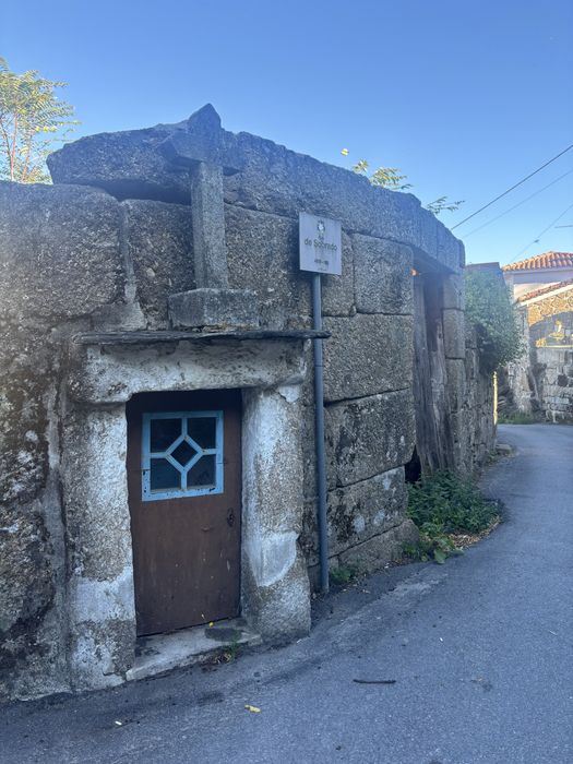 Duas Moradias para reabilitar - Canelas, Penafiel