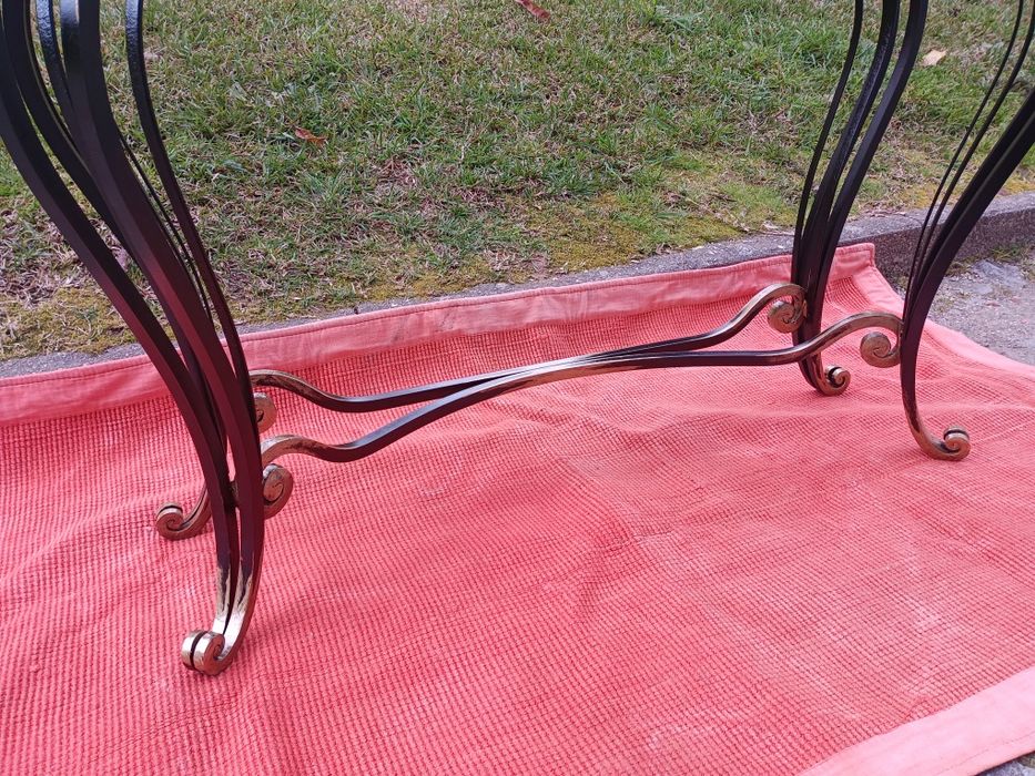 Belíssima mesa de apoio estilo vintage, estrutura em ferro fundido, tampo em vidro grés.
Medidas: 120/45/75cm altura