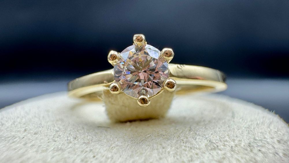 Złoty pierścionek z cyrkonią; próba: 14ct 585, waga: 2,16g, rozmiar: 16