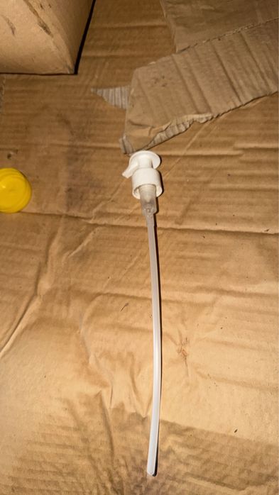 biała pompka dozująca do płynów