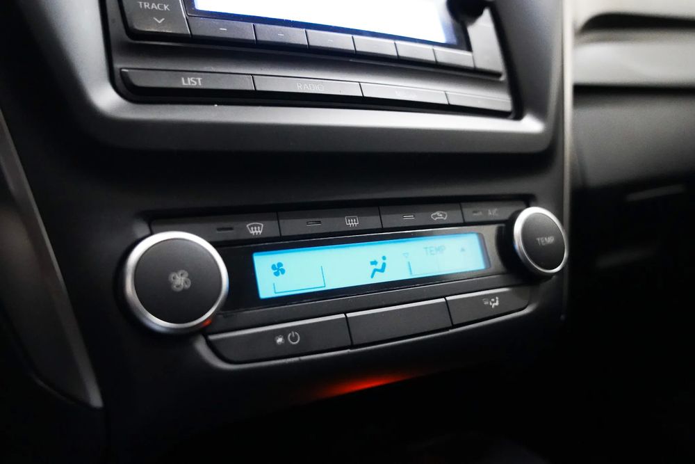 Toyota Avensis — fotografia 12