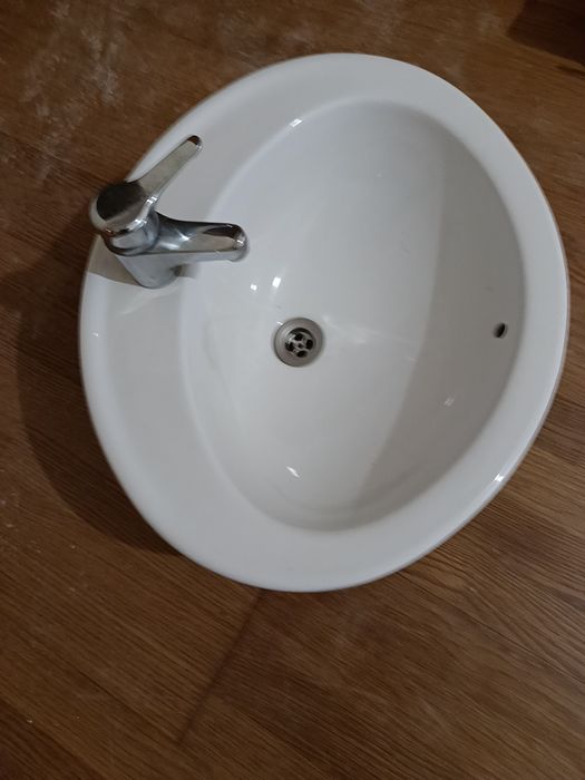 Lavatórios ovais com torneira