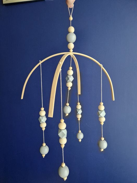 Drewniana karuzela do łóżeczka