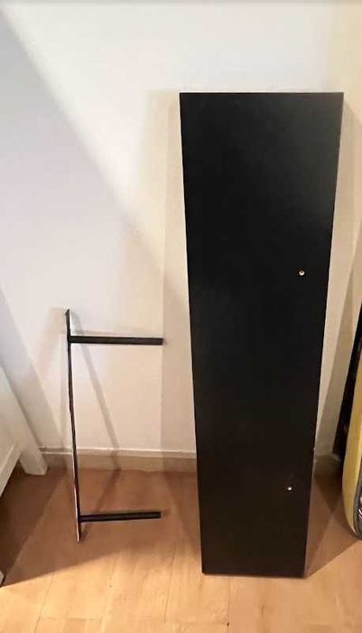 Prateleira de parede preta com suporte em metal
