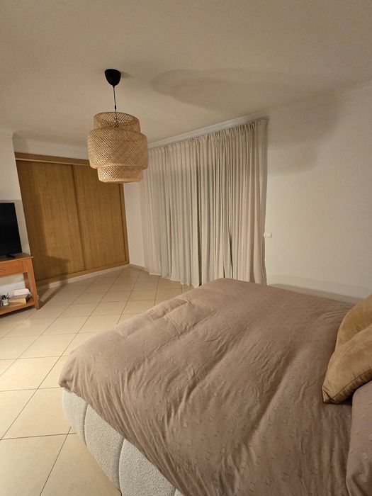 Moradia mobilada e equipada em condomínio fechado com piscina