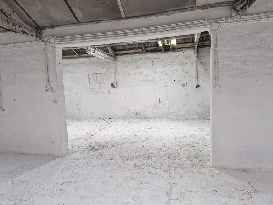 Armazém com 250 m2  à Avenida da Boavista.