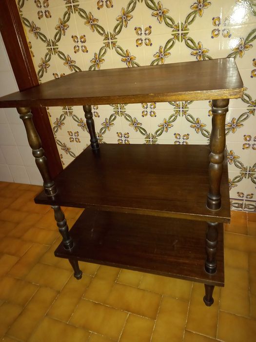 Móvel em madeira maciça