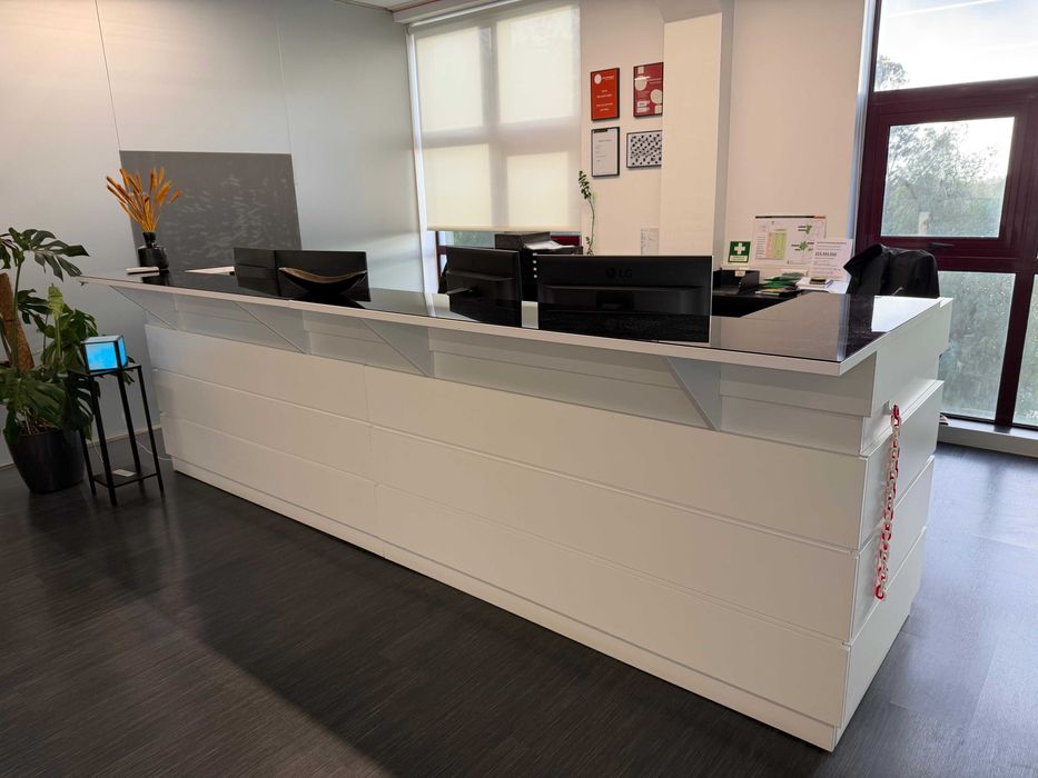 Balcão Branco para espaços comerciais