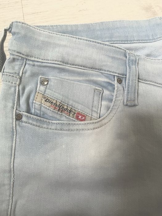 Оригінальні джинси Diesel моделі Skinzee-Low-Zip у світло-блакитному кольорі.