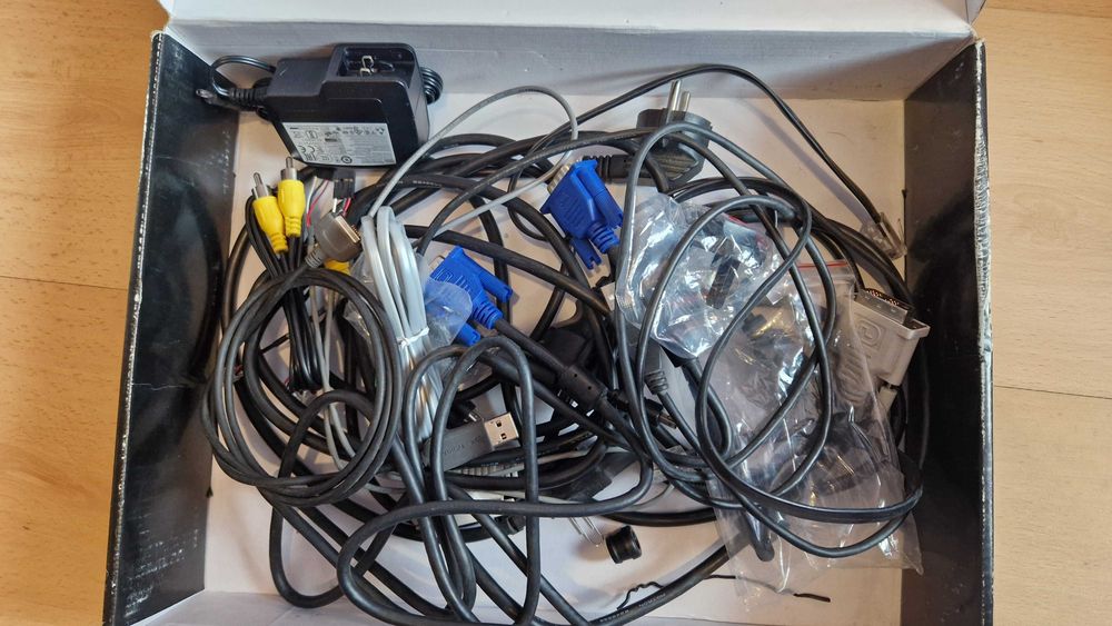 Zestaw kabli i akcesoriów komputerowych / AV – VGA, USB, RCA, DVI, zasilacz