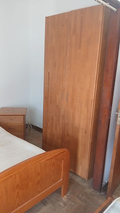 Cama solteiro com colchão, dois roupeiros e uma mesa de cabeceira em muito bom estado