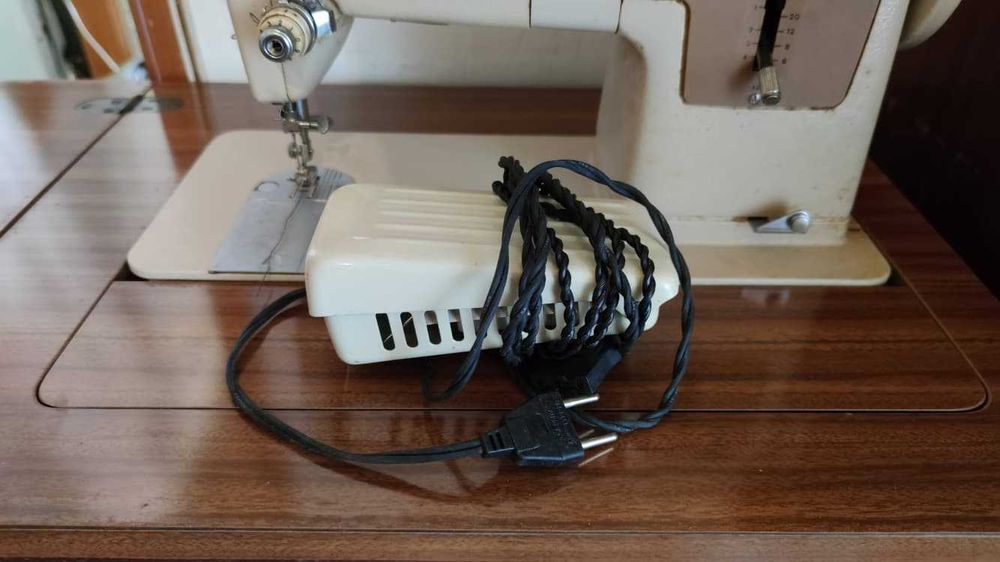 Máquina costura SINGER elétrica com móvel