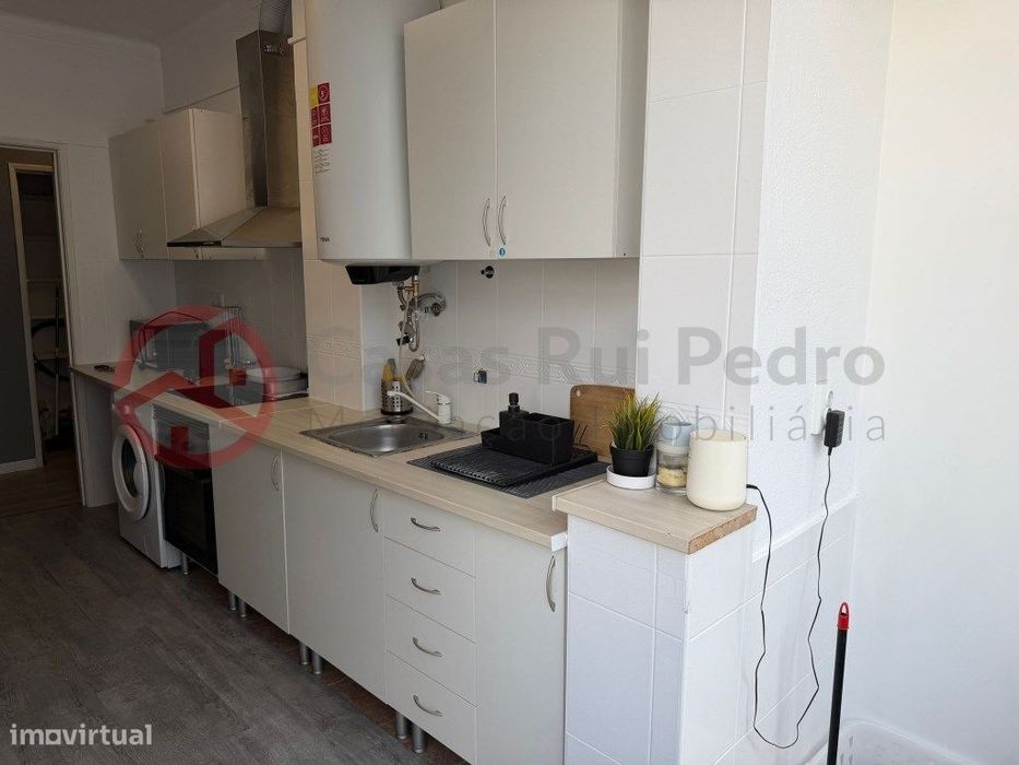 Apartamento T4 remodelado, a 5 minutos do metro do Laranjeiro, Almada