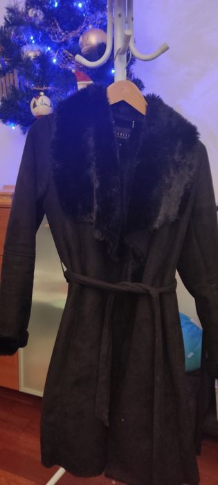 Czarny elegancki płaszcz Mohito, w środku futerko