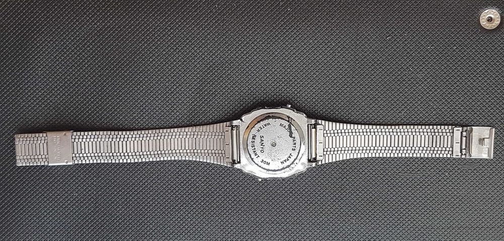 Zabytkowy zegarek cyfrowy Sanyo Alarm Chrono z lat 80.