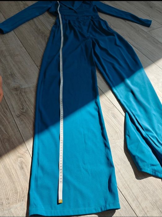 Kombinezon od PrettyLittleThing w intensywnym, niebieskim kolorze