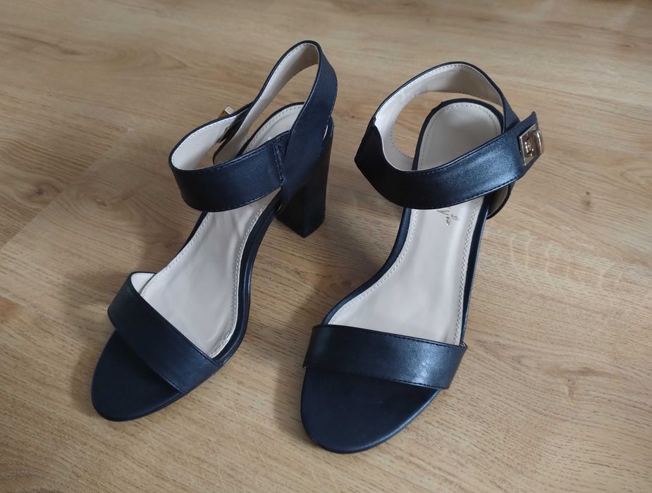 Sandałki na obcasie CCC 37