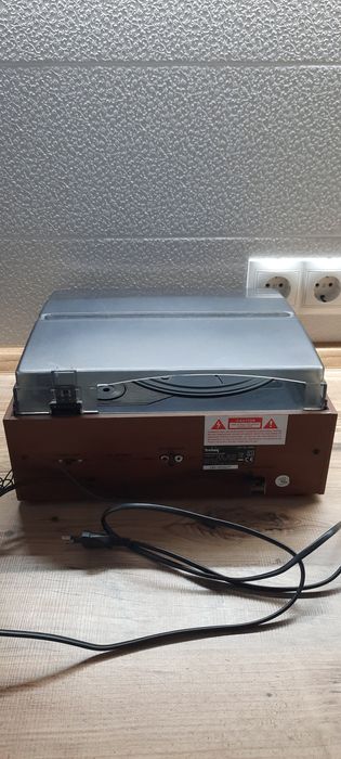 Проигрыватель виниловых пластинок.