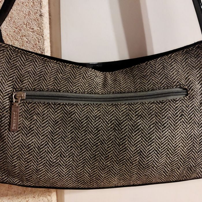 Torebka na ramię lakierem z materiałem w jodełkę