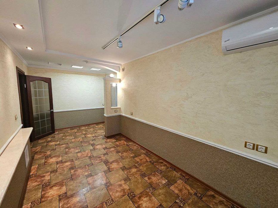 Оренда комерційного приміщення, центр, вул. Шептицького