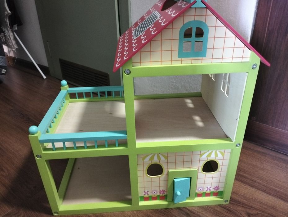 Piękny drewniany domek dla lalek