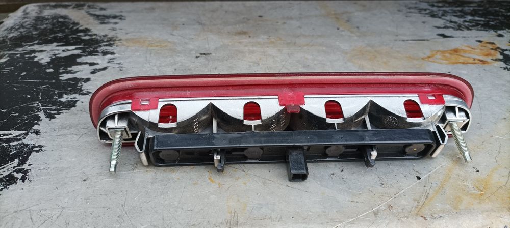 Задний дополнительный фонарь стоп-сигнала.