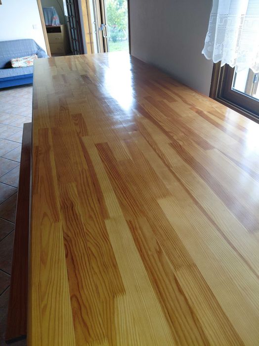Mesa de madeira decompressado