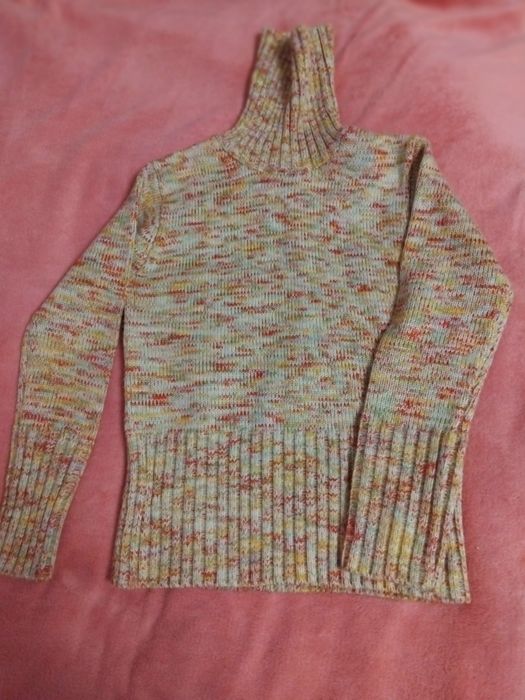 Теплий свитер новий
