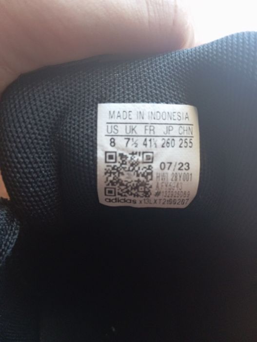 Tênis adidas pretos e brancos