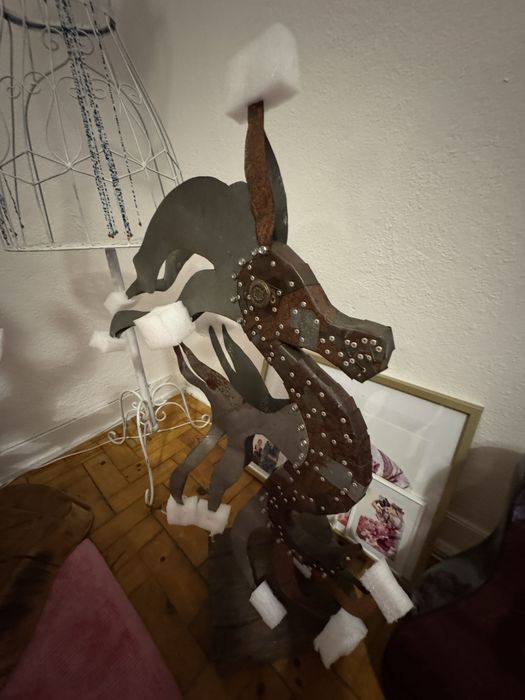 Cavalo marinho feito de latão e madeira. Obra de arte