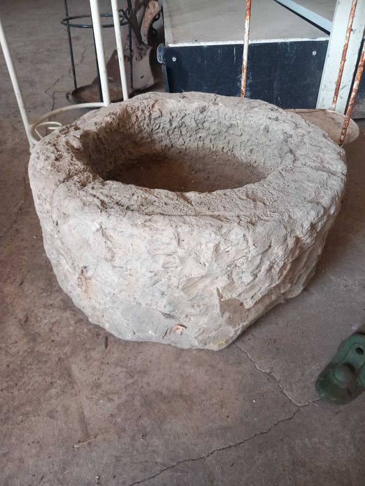 Pia antiga de pedra rústica, altura 35cm Diâmetro 50cm, perfeita para lavatório ou fonte de jardim