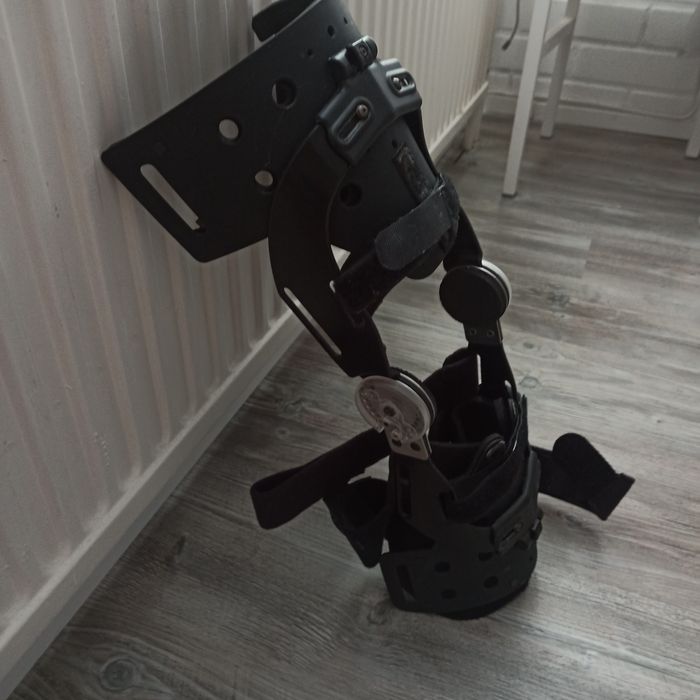 Післяопераційний орто-бандаж колінного суглоба